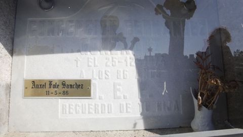O nicho de Ánxel Fole no cemiterio de San Froilán