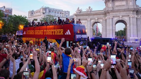 Cientos de miles de aficionados saludan a los campeones del mundo. 