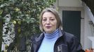 Amparo Mouri�o, paciente de diston�a, en el jard�n de su casa.