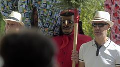 El Meco, con su escoba de tojos y en medio de dos vecinos y una pamp�rniga 
