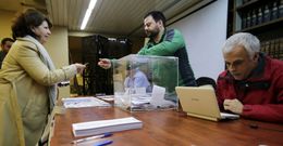Hasta 909 personas acudieron ayer a votar en las primarias de Ourense en Com�n. 