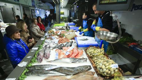 Ambiente en las pescaderas de la plaza de Abastos de Lugo a pocos das de Navidad 