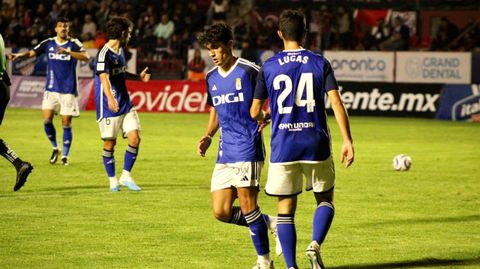 Javi Mier y Lucas tras el gol del primero en el Coyotes Tlaxcala-Real Oviedo