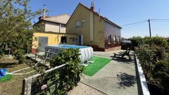 Las casas, ms caras. Viviendas vacacionales como esta de Rianxo, que cuenta con huerta, una piscina y vistas al mar, tienen precios ms elevados, que pueden alcanzar los 1.600 euros semanales.
