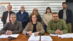 Sonia Fondevila (BNG, Porqueira) junto con Iago Tabar�s (izd.) y Bernardo Varela (dcha) y otros cargos institucionales y org�nicos del Bloque Nacionalista Galego en A Limia.