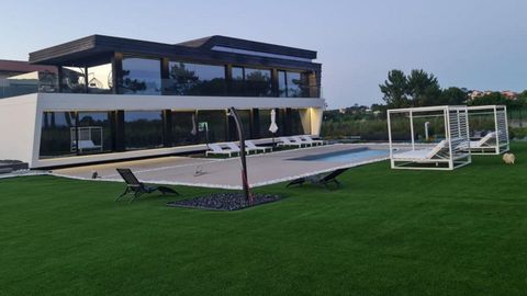 La vivienda se levanta sobre un terreno de 3.500 metros cuadrados