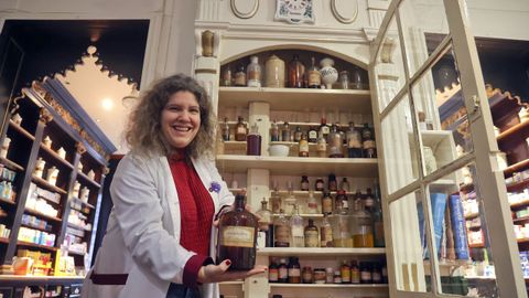 Ariadna, en su rinc&oacute;n favorito, el ojo del boticario, el armario de la rebotica donde se guardaban las sustancias m&aacute;s valiosas y peligrosas