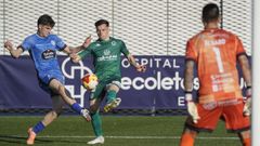 Diego Moreno, del CD Arenteiro, tratando de mantener la posesi�n atacado por Adri�n Guerrero, del Ourense CF