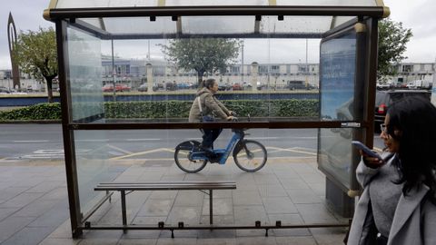 Zona de Linares Rivas en donde el carril bici es interrumpido por una marquesina