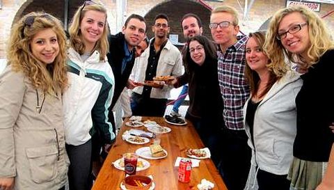 Desde Estados Unidos e Inglaterra lleg� este grupo de profesores auxiliares a la Festa do Marisco de O Grove.