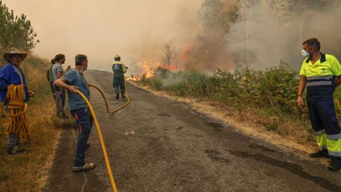 Incendio forestal en Meln, entre las aldeas de Quins y Vilaverde