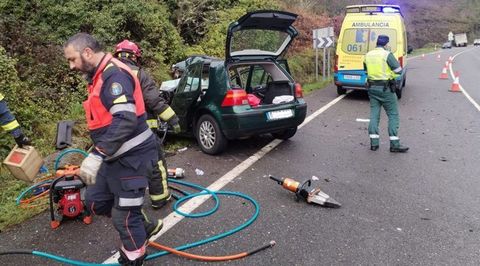 Trabajadores de emergencias, bomberos y agentes de la Guardia Civil en el lugar del accidente, en Bobors