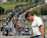 <span lang= es-es >Una imagen ya conocida</span>. Los compostelanos se enfrentar�n la pr�xima semana a una situaci�n que no es nueva en la ciudad. La capital registr� ya varias tractoradas. La �ltima, tambi�n con protestas durante varios d�as, fue en el 2009, convocatoria a la que corresponde la imagen.  