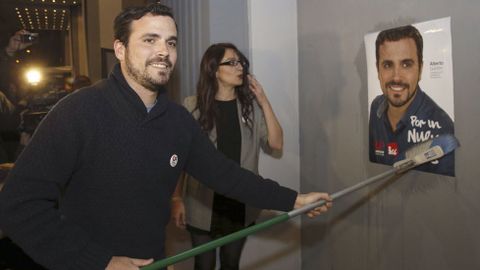 El candidato de IU-Unidad Popular, Alberto Garz�n (i) y la n�mero dos, Sol S�nchez, durante el acto de inicio de campa�a que la formaci�n celebr� anoche en Madrid. 