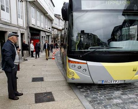 Un autobs del transporte pblico circul ayer por la ra de San Pedro para ver si existan problemas, y s que los haba en ciertos puntos del tramo reformado. 