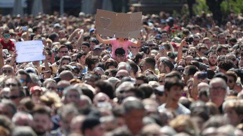 Los ciudadanos espaoles han rendido homenaje a las vctimas con un minuto de silencio en la Plaza de Catalua