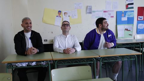 Lucas Prez, Ivn y Marcos (de izquierda a derecha) en los pupitres de la clase de Tercero B del instituto de A Sardieira