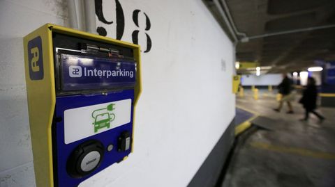 Punto de carga de veh�culos el�ctricos instalado en un p�rking subterr�neo de Lugo