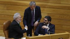 Alfonso Rueda salud� a Miguel Santalices este lunes, antes del comienzo de la constituci�n del Parlamento en la que el segundo fue reelegido presidente de la c�mara. Junto a los dos aparece Roberto Rodr�guez, parlamentario del PP por A Coru�a.