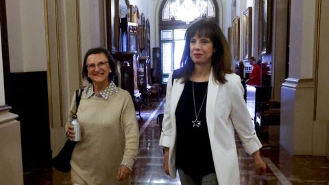 Las exconcejalas socialistas Esther Font�n (izquierda) y Eva Mart�nez Ac�n (derecha), en el �ltimo pleno del ayuntamiento de A Coru�a antes de las elecciones locales de mayo del 2023. Ambas han denunciado a la alcaldesa In�s Rey en el canal interno del PSOE