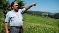 Emilio Lombardero muestra una zona de la finca que cede en Ribadeo a cambio de empleo