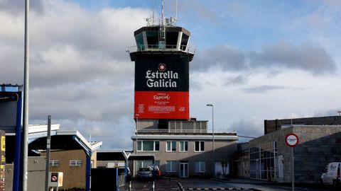 Imagen de archivo de la torre de control del aeropuerto de Alvedro