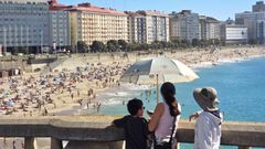 La playa del Orz�n, llena de ba�istas este mes