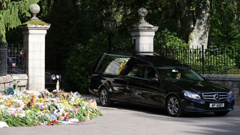 El coche con el fretro de la reina sale por las puertas del castillo de Balmoral