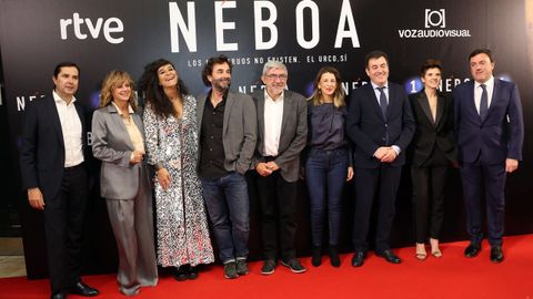 Fernanda Tabars, directora de Voz Audiovisual, con el director de la serie, Gonzalo Lpez-Gallego; Fernando Lpez Puig, director de contenidos de TVE, las dos actrices protagonistas (Emma Surez e Isabel Naveira), la ministra de Trabajo Yolanda Daz, el conselleiro de Cultura Romn Rodrguez y Valentn Gonzlez-Formoso, presidente de la Diputacin de A Corua