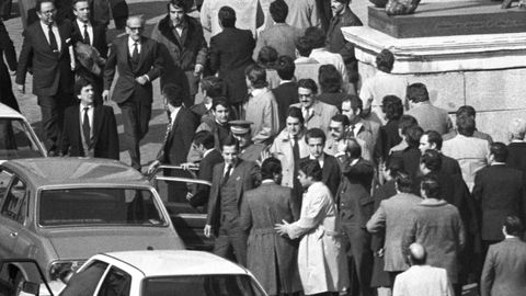 Adolfo Su�rez, el 24 de febrero de 1981, entrando en su autom�vil, ya en libertad, junto al resto del Gobierno en funciones y de diputados.