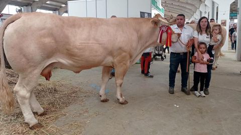 Daniel Otero, con su mujer y con sus dos hijas, en la feria celebrada en Salamanca