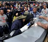 Los trabajadores fabricaron un peque�o megabuque como s�mbolo de la obra que ped�an.