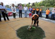 Sandra, una amiga de Lidia, deposit� un ramo de flores en recuerdo de las v�ctimas. 