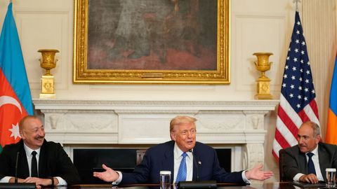 De izquierda a derecha, Ilham Aliyev, presidente de Azerbaiyn, el presidente estadounidense, Donald Trump, y Nikol Pashinyan, primer ministro de Armenia, durante una ceremonia de firma en el Comedor de Estado de la Casa Blanca en Washington.