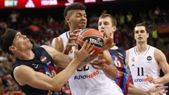 Vesely y Tavares pugnan en la semifinal de la Euroliga, donde el Real Madrid derrot� al Barcelona