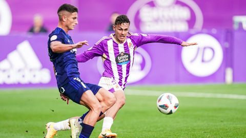 Miguel Cuesta, de azul, durante el Valladolid Promesas-Vetusta