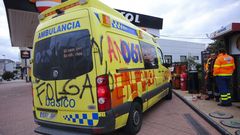 Secuelas. Los sabotajes en las ambulancias adscritas al 061 fueron ya visibles el primer d�a de paro. Primero fueron pintadas, como la sufrida por este veh�culo, cuya imagen se realiz� en una gasolinera de Ponteceso. Los actos vand�licos fueron a m�s y a dos veh�culos medicalizados, uno con base en B�rtoa y otro en A Silva, les pincharon las ruedas, cuando estaban estacionados en el Complejo Hospitalario Universitario de A Coru�a