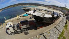 El impactante traslado del barco �Novo Castelao� para su botadura en Laxe