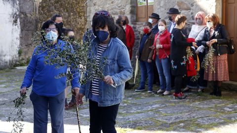 Bendici�n de ramos en el atrio de la iglesia de A Pobra do De�n