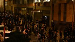 Grupo de j�venes vestidos de negro en los disturbios de Barcelona