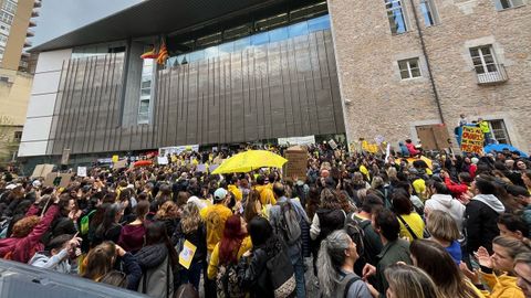 La protesta de docentes ante el edificio de servicios educativos de Girona