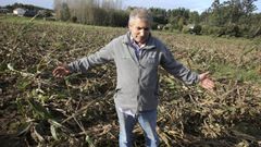 Eliseo Cebreiro Paz, ganadero, en un gesto de desesperaci�n ante los destrozos