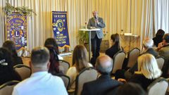 Apadrinado y patrocinado por el Club de Leones A Coru�a Decano se present� el Club Leo Isabel Zendal, cuyos integrantes tienen entre 18 y 30 a�os