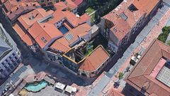 El solar en forma de �L� que ocupaba la Casa de los Llanes en la plaza de la Catedral de Oviedo, junto a la capilla de la Balesquida