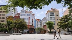 Una pareja camina hacia la parte peatonal del Campo da Le�a, donde se lleva a cabo la obra (a la izquierda, en la imagen) que completar�n la reforma de la plaza