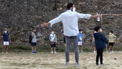 Gracias a las medidas de prevenci�n, el trabajo de profesores, familias y alumnos, as� como a la propia singularidad de la infancia con el virus, los colegios gallegos no tienen apenas contagios, sino detecci�n de casos de fuera. En total, hay 403 positivos en un colectivo que supera las 400.000 personas 