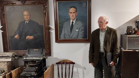 El actual presidente, Enrique S�ez, posa con los retratos de sus antepasados, donde tambi�n se guardan m�quinas de escribir y maquinaria antigua de la sociedad, en la planta de Pocomaco (A Coru�a)