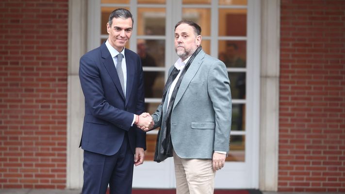 Pedro S�nchez y Oriol Junqueras posando antes de su reuni�n en La Moncloa