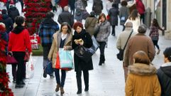 Gente de compras por la calle Pr�ncipe, en Vigo.