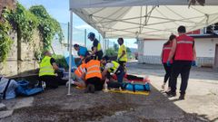 Alumnos de A Carballeira y personal de Tesgalicia formaron equipo en el simulacro de derrumbe en el centro de FP.